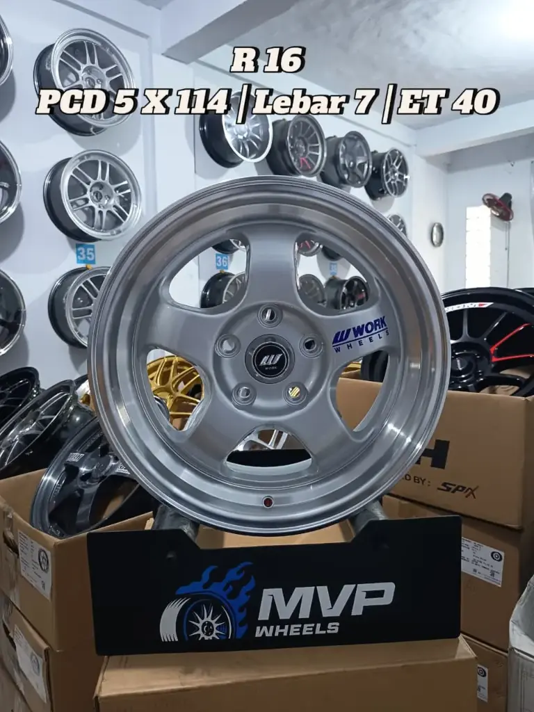 WM R16 Silver Lips Polish - Pcd 5x114 - RH Performance